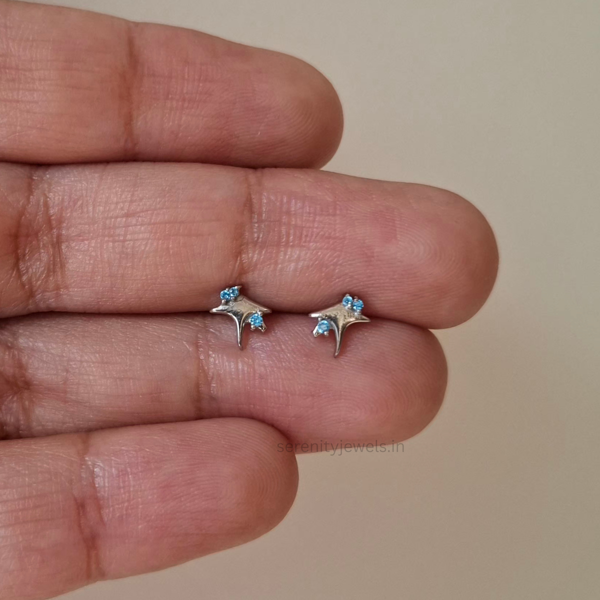 Manta Grace Flat Studs - PAIR