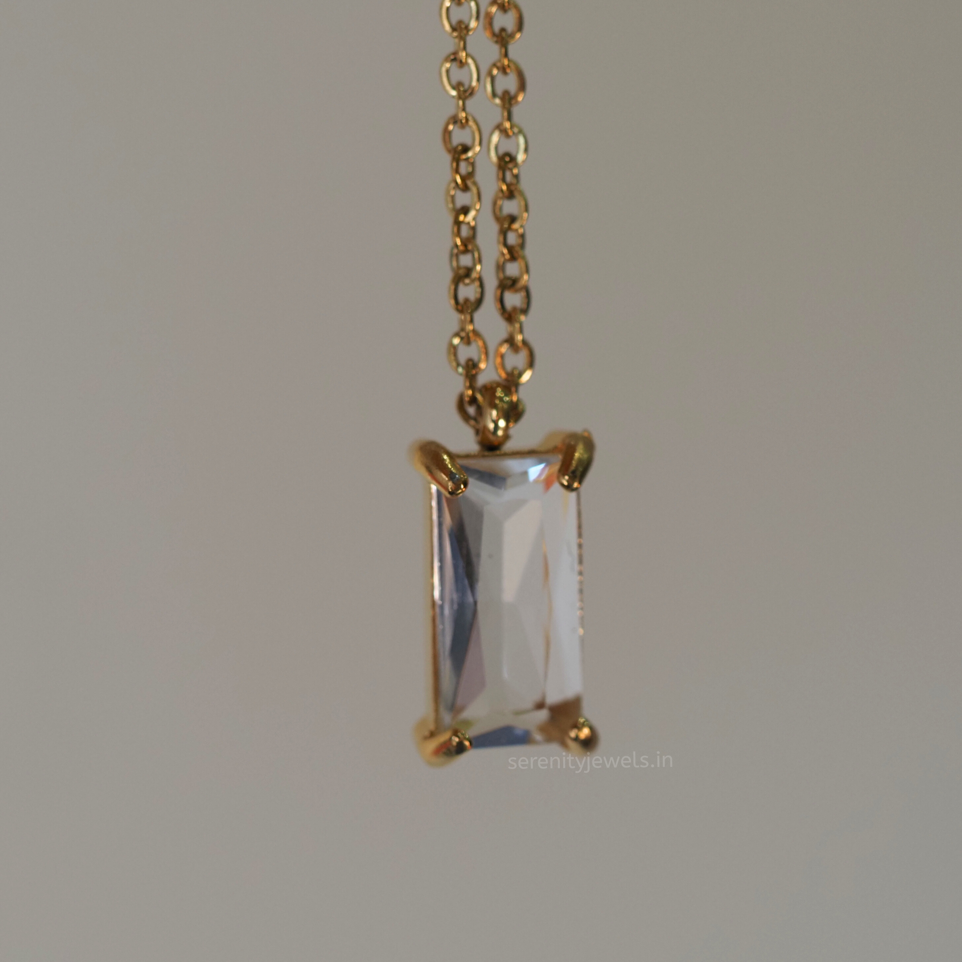 Gomez Solitaire Pendant Necklace