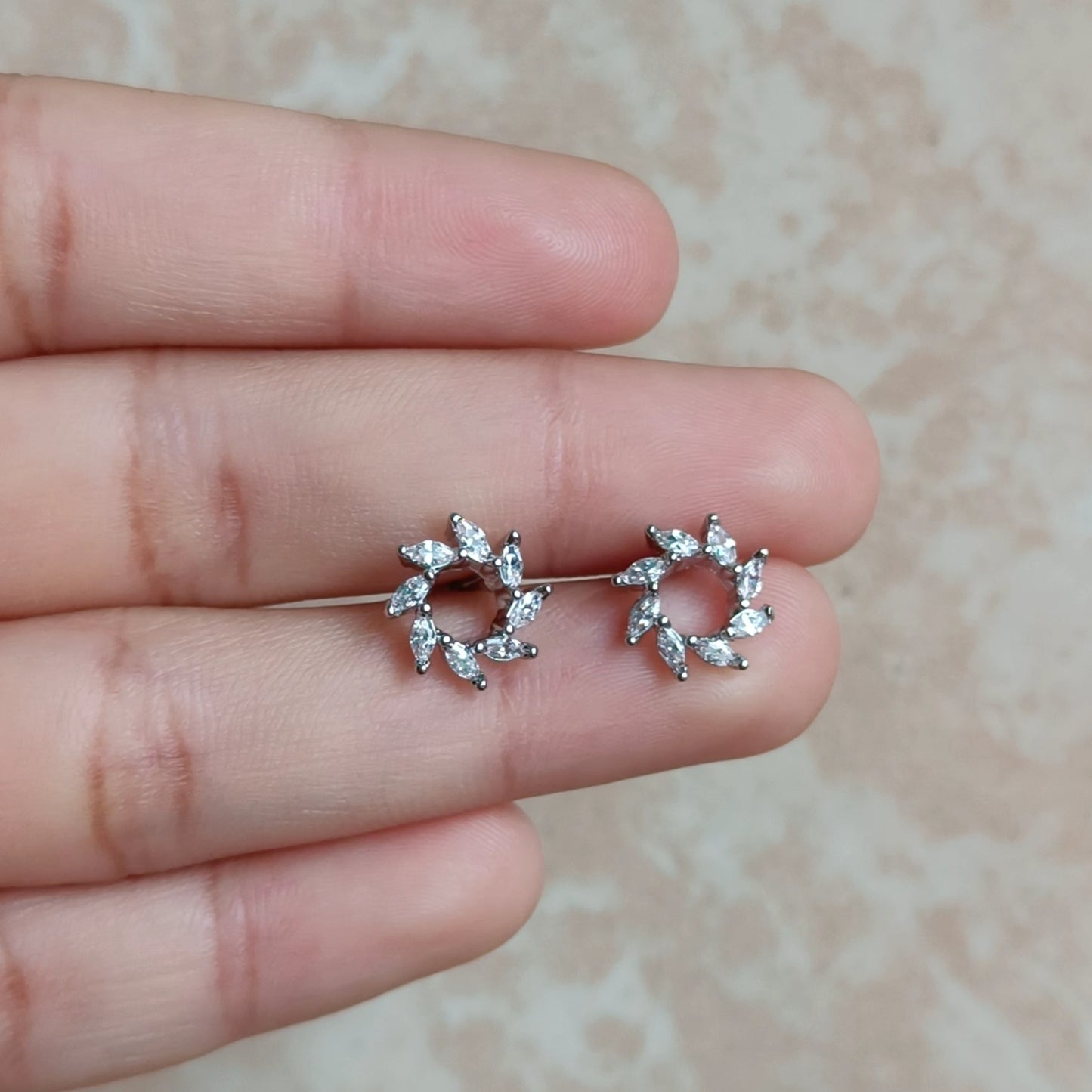 Round flower studs - Pair